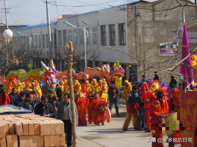 华亭县结婚习俗(走亲戚、耍社火、唱地摊子，甘肃华亭有这些习俗)(图1)